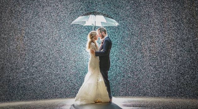 Wedding couple in the rain